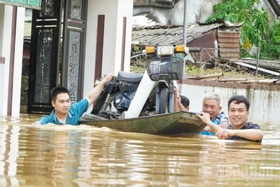 Người dân xóm Hưng Lợi 1 di chuyển xe máy lên cao.