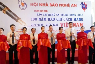 Các đại biểu thực hiện nghi thức cắt băng khai mạc trưng bày ảnh.