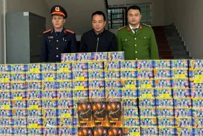 Đối tượng Tăng Văn Duẩn cùng số tang vật tại Cơ quan Công an.