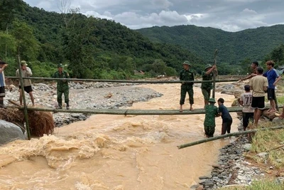 Lực lượng Đồn Biên phòng Nhôn Mai làm cầu tạm tại bản Huồi Tố 2.