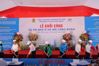 Các đại biểu thực hiện nghi thức khởi công dự án.
