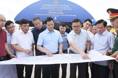 Chủ tịch Ủy ban nhân dân tỉnh Bắc Ninh Vương Quốc Tuấn kiểm tra tình hình triển khai dự án Cảng hàng không Quốc tế Gia Bình.