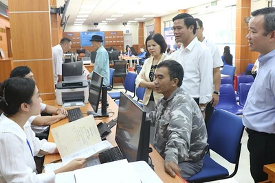 Các đồng chí lãnh đạo tỉnh tới động viên, kiểm tra tại Trung tâm phục vụ hành chính công phường Từ Sơn.