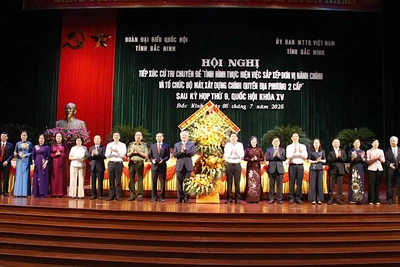 Lãnh đạo tỉnh Bắc Ninh chúc mừng Đoàn đại biểu Quốc hội khóa XV tỉnh Bắc Ninh (mới) ra mắt.