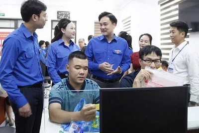 Lãnh đạo Tỉnh đoàn Bắc Ninh động viên các tình nguyện viên tham gia hỗ trợ tại phường Bắc Giang.