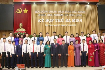 Các đại biểu Hội đồng nhân dân tỉnh chụp ảnh kỷ niệm. 