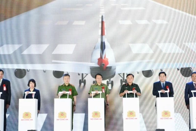 Bộ trưởng Công an Lương Tam Quang, lãnh đạo tỉnh Bắc Ninh và các đại biểu thực hiện nghi lễ khởi công Cảng hàng không Quốc tế Gia Bình.