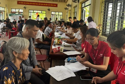 Người dân xã Gia Bình có mặt từ sớm tại các điểm chi trả để nhận tiền tạm ứng, hỗ trợ bồi thường giải phóng mặt bằng. 