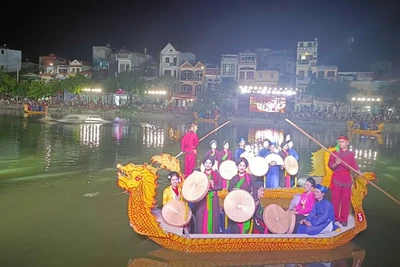 Biểu diễn dân ca quan họ trên thuyền, hoạt động văn hóa không thể thiếu tại Bắc Ninh trong những ngày Lễ.