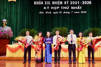 Bí thư Tỉnh ủy Bắc Ninh Nguyễn Văn Gấu tặng hoa chúc mừng lãnh đạo Hội đồng nhân dân Bắc Ninh mới.