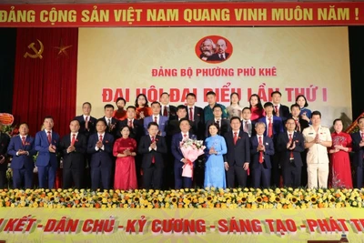 Lãnh đạo tỉnh tặng hoa chúc mừng Ban chấp hành Đảng bộ phường Phù Khê, nhiệm kỳ 2025-2030.