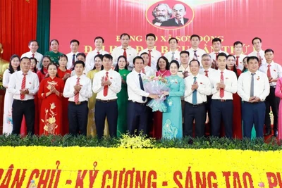 Phó Chủ tịch Ủy ban nhân dân tỉnh Bắc Ninh Lê Xuân Lợi chúc mừng Ban chấp hành Đảng bộ xã Sơn Động.