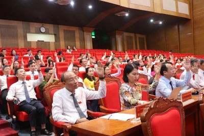 Các đại biểu biểu quyết thông qua các nội dung tại kỳ họp.