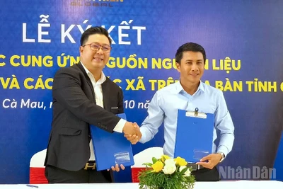 Phó Chủ tịch Hội đồng quản trị Thanh Niên Global Nguyễn Văn Phú (bìa trái) ký kết hợp tác với Hợp tác xã Cua Muối Cà Mau. 