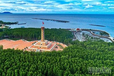 Một góc Khu du lịch Đất Mũi nhìn ra cụm đảo Hòn Khoai, nơi có thể nhìn mặt trời mọc trên Biển Đông và lặn ở Biển Tây.