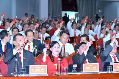 Biểu quyết thông qua Nghị quyết nhiệm kỳ 2025-2030 tại Đại hội đại biểu Đảng bộ tỉnh Cà Mau.