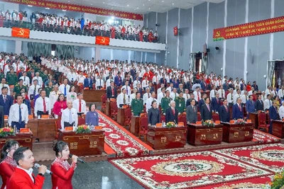 Nghi thức chào cờ, hát quốc ca tại phiên khai mạc chính thức Đại hội đại biểu Đảng bộ tỉnh Cà Mau lần thứ I, nhiệm kỳ 2025-2030.