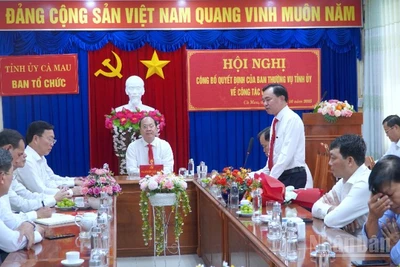 Hội nghị công bố các Quyết định của Ban Thường vụ Tỉnh ủy về công tác cán bộ tại Ban Tổ chức Tỉnh ủy Cà Mau.