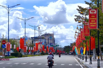 Khắp đường phố Cà Mau đỏ sắc cờ và các khẩu hiệu tuyên truyền về Đại hội đại biểu Đảng bộ tỉnh nhiệm kỳ 2025-2030.