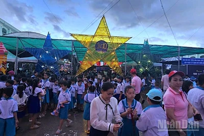 Đông đảo các em thiếu nhi đến tham gia và chung vui cùng chương trình "Chung tay vì tụi nhỏ" tại miền biển Gành Hào.