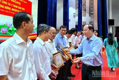 Bí thư Tỉnh ủy Cà Mau Nguyễn Hồ Hải (bìa phải) tặng Bằng khen của Ban Thường vụ Tỉnh ủy cho các tập thể tiêu biểu, xuất sắc trong vận hành chính quyền địa phương 2 cấp.