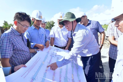 Phó Bí thư Thường trực Tỉnh ủy Cà Mau Huỳnh Quốc Việt (đội nón tay bèo) kiểm tra công tác giải phóng mặt bằng cao tốc đoạn qua tỉnh Cà Mau.