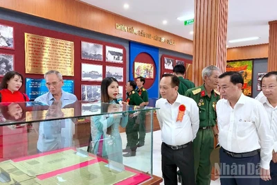 Ủy viên Trung ương Đảng, Trưởng Đoàn Đại biểu Quốc hội tỉnh Cà Mau Lữ Văn Hùng (thứ 2 từ trái qua) cùng lãnh đạo tỉnh Cà Mau tham quan không gian trưng bày trong khu di tích.