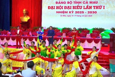 Chương trình văn nghệ chào mừng Đại hội đại biểu Đảng bộ tỉnh Cà Mau nhiệm kỳ 2025-2030, được tổng duyệt trước khi phục vụ chính thức.