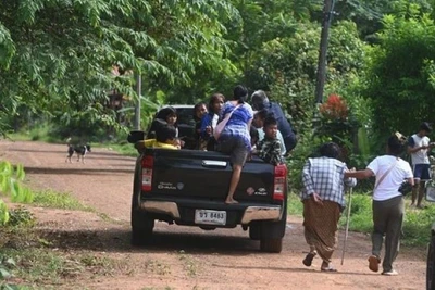 Người dân sơ tán ở Thái Lan sau cuộc đụng độ biên giới Thái Lan-Campuchia ngày 24/7/2025 (Ảnh: THX)