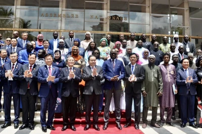 Chủ tịch Quốc hội Trần Thanh Mẫn và Chủ tịch Quốc hội Senegal El Malick Ndiaye chụp ảnh lưu niệm với các đại biểu hai nước dự lễ ký kết. (Ảnh: VĂN CHÚC)