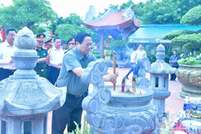 Thủ tướng Phạm Minh Chính dâng hương tại Đền thờ Chủ tịch Hồ Chí Minh và các Anh hùng liệt sĩ. (Ảnh: THANH GIANG)