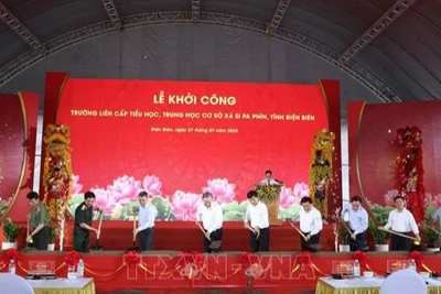 Tổng Bí thư Tô Lâm và các đại biểu thực hiện nghi thức khởi công Trường liên cấp Tiểu học, Trung học cơ sở xã Si Pa Phìn, tỉnh Điện Biên. (Ảnh: THỐNG NHẤT/TTXVN)