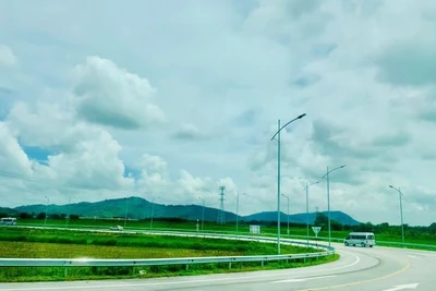 Hiện đại hóa kết cấu hạ tầng giao thông, đáp ứng yêu cầu phát triển mới. (Ảnh: HNV)
