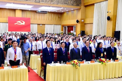 Các đại biểu thực hiện nghi lễ chào cờ trước khi bắt đầu Đại hội.