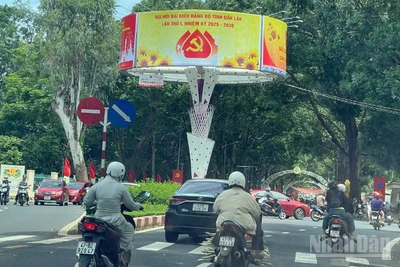 Tuyên truyền trực quan về Đại hội đại biểu Đảng bộ tỉnh Đắk Lắk lần thứ I, nhiệm kỳ 2025-2030, trên đường Lê Duẩn, phường Buôn Ma Thuột.