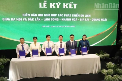 Lãnh đạo Sở Du lịch Hà Nội và Sở Văn hóa, Thể thao và Du lịch các tỉnh Đắk Lắk, Gia Lai, Lâm Đồng, Quảng Ngãi, Khánh Hòa ký kết biên bản hợp tác phát triển du lịch giai đoạn 2026-2030.