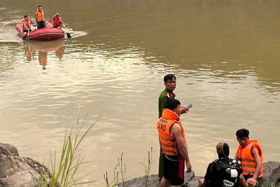 Trong những ngày qua, lực lượng chức năng nỗ lực tìm kiếm thi thể các nạn nhân.