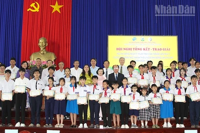 Trao giải cho các em đạt giải Cuộc thi sáng tạo thanh thiếu niên nhi đồng. 