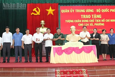 Đại diện Đảng ủy - Bộ Tư lệnh Quân khu 9 cùng đại diện lãnh đạo tỉnh Vĩnh Long trao tặng tượng chân dung Chủ tịch Hồ Chí Minh cho các xã, phường trên địa bàn tỉnh Vĩnh Long. 