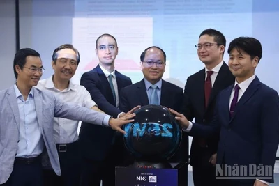 Các đại biểu nhấn nút công bố báo cáo. (Ảnh: HNV)