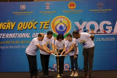 Ban Tổ chức thực hiện nghi lễ khởi động Ngày Quốc tế Yoga 2025. (Ảnh: BTC)