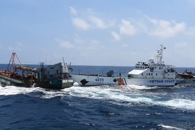 Lực lượng chức năng Cảnh sát biển Việt Nam truy đuổi tàu cá vi phạm vùng biển khai thác.