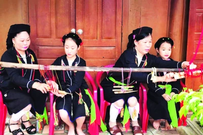 Các em nhỏ người Sán Dìu được các bà, các mẹ dạy nghề dệt, thêu thủ công trang phục truyền thống