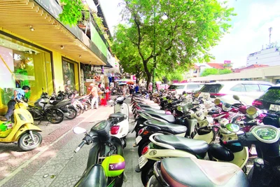 Vỉa hè trên đường Phan Chu Trinh, bên hông chợ Bến Thành, phường Bến Thành hiện ngưng thu phí vỉa hè chờ hướng dẫn mới.