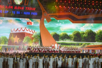 Chương trình với sự tham gia của gần 3.000 nghệ sĩ chuyên và không chuyên, cùng các dàn nhạc, hợp xướng và diễn viên quần chúng đến từ nhiều đơn vị nghệ thuật lớn trên cả nước.