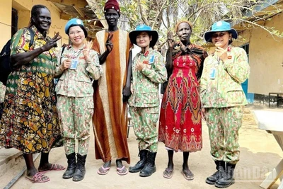 Những "bông hồng" của Việt Nam nói chung và Bệnh viện Quân y 120 nói riêng chụp ảnh lưu niệm cùng người dân sở tại.