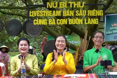 Nữ Bí thư Đảng ủy xã Ea Knuếc Ngô Thị Minh Trinh (giữa) tại chương trình “Nữ Bí thư livestream bán sầu riêng cùng bà con buôn làng”.