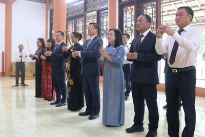 Các đồng chí lãnh đạo tỉnh Đắk Lắk dâng hương tưởng nhớ Chủ tịch Hồ Chí Minh và Đại tướng Võ Nguyên Giáp cùng các anh hùng liệt sĩ tại Đền thờ Liệt sĩ tỉnh. (Ảnh: BÁ LỤC)