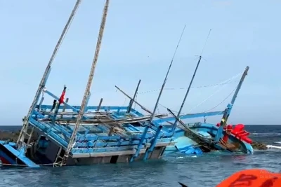 Tàu cá BĐ98470TS gặp nạn trên biển.