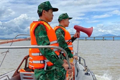 Cán bộ, chiến sĩ Đồn Biên phòng Tuy Hòa tuyên truyền, hướng dẫn người dân các biện pháp phòng tránh bão số 6.